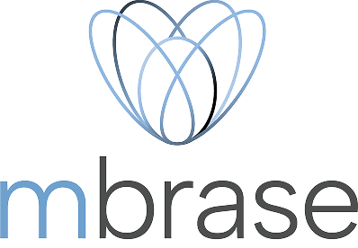 התמונה מציגה את המילה "mbrase" באותיות קטנות עם לולאות כחולות ושחורות חופפות היוצרות צורת לב מעל הטקסט.