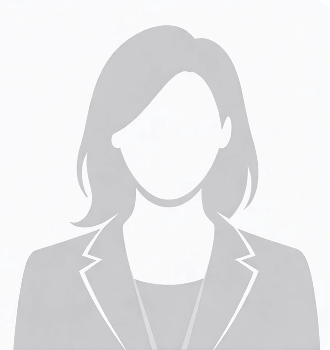 צללית אפורה של אישה עם שיער באורך הכתפיים, לבושה בבלזר, על רקע בהיר אחיד.